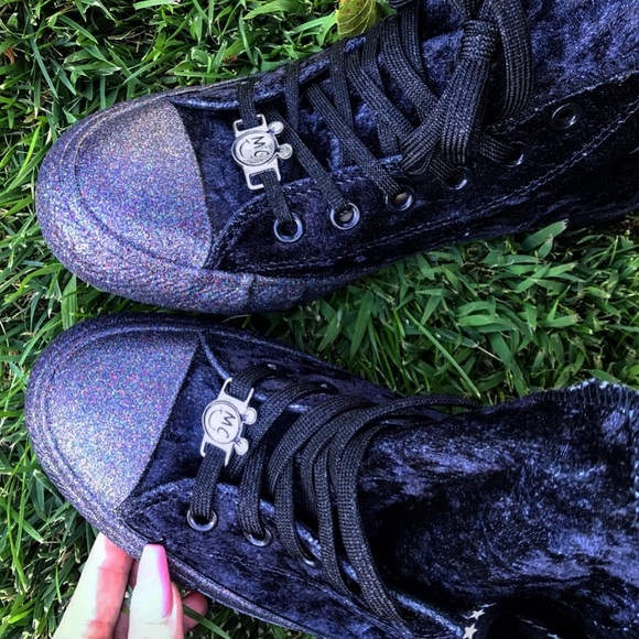 NWOB MILEY CIRUS X CONVERSE VELVET WOMENS SIZE 6 - Picture 4 of 9